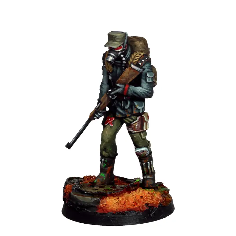 Soldat con rifle y protección contra la contaminación