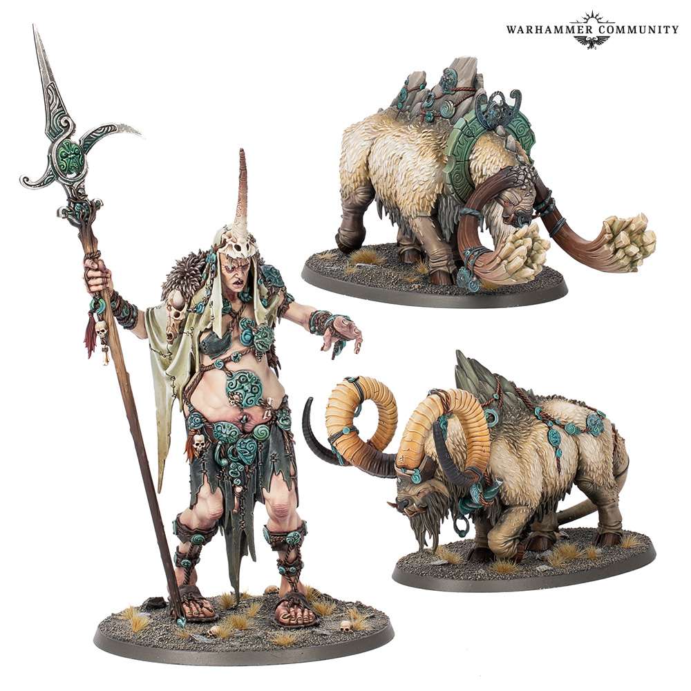 Ma Maegran con su lanza ceremonial y sus dos Ghyrochs Ancianos